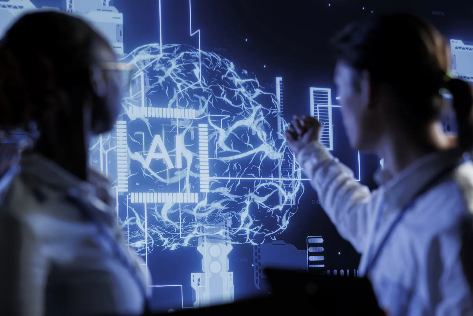 Equipe discutindo aplicações de inteligência artificial